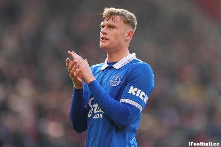 英超豪门疯抢！22岁铁卫布兰斯维特成转会焦点，埃弗顿标价7000万镑