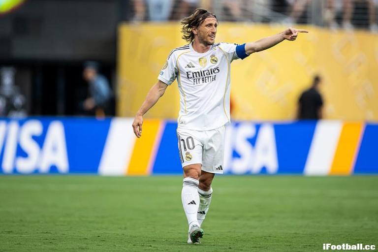 莫德里奇皇马最后一战！0-4巴黎无缘决赛 13年25冠传奇落幕 米兰官宣在即