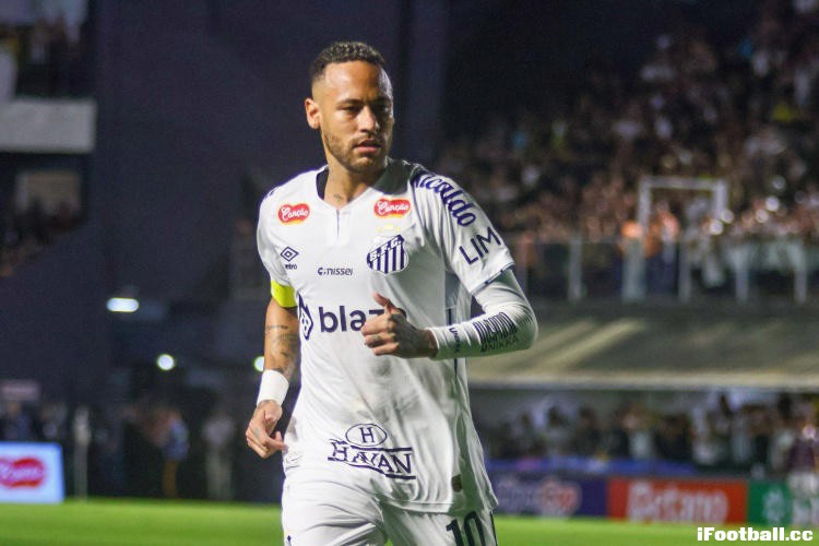 暖心一幕！内马尔为死敌球员出头，怒斥桑托斯球迷：放尊重点！